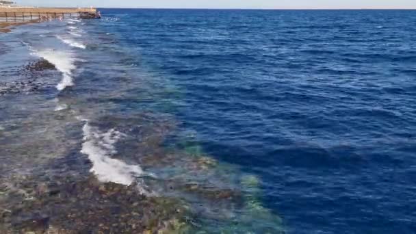 Vista Das Ondas Mar Rocha Areia Fundo Água Mar — Vídeo de Stock