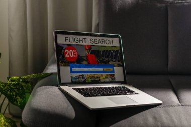 İnternet sitesinde uçuş araması, seyahat planlama konsepti, online uçak biletleri.
