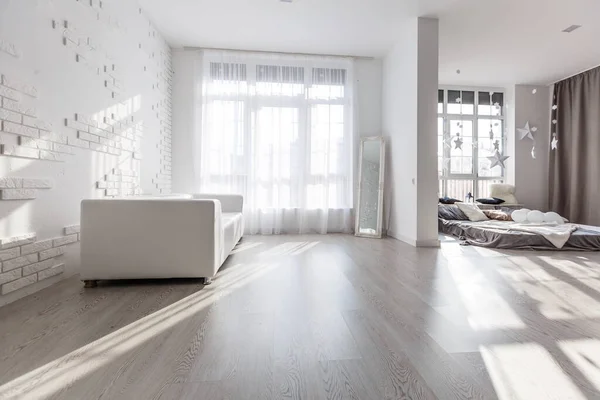Geräumiges und helles Wohnzimmer mit stilvoller Dekoration. — Stockfoto