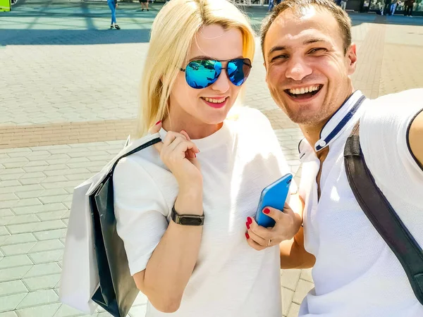 Kochający wesoły szczęśliwa para biorąc selfie w mieście. — Zdjęcie stockowe