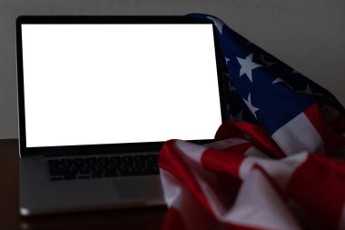 ABD bayraklı dizüstü bilgisayar, beyaz arkaplanda izole edilmiş ekran