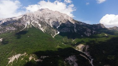 Arnavutluk Alp Dağlarının manzaralı paradisiac manzarası. Seyahat, keşif, tatil konsepti