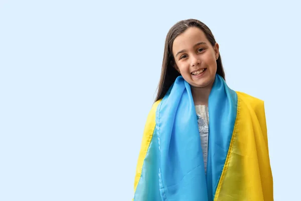 Kleines Mädchen Fahne der Ukraine. Betet für die Ukraine. Rettet die Ukraine. Die Kinder bitten um Frieden. Es gibt keinen Krieg. — Stockfoto