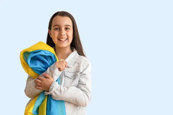 Kleine meid vlag van ukraine. Bid voor Oekraïne. Red Oekraïne. De kinderen vragen om vrede. Er is geen oorlog.. — Stockfoto