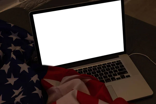 Laptop mit leerem Bildschirm USA Flagge — Stockfoto