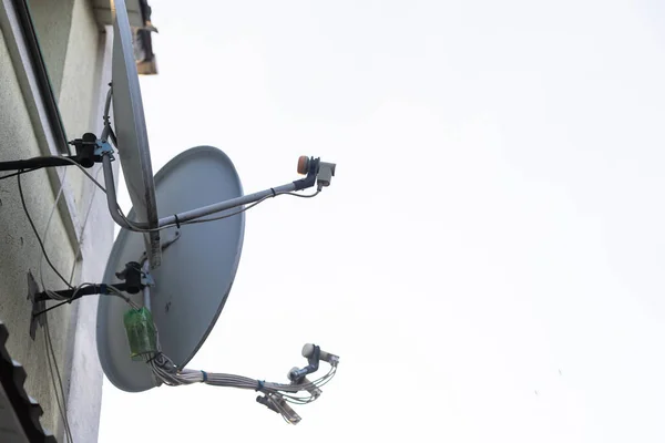 Спутниковая антенна и телевизионная антенна на крыше — стоковое фото
