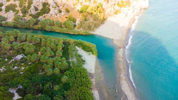 Panorama Preveli Beach Libya deniz, nehir ve palmiye orman, Güney Crete, Yunanistan
