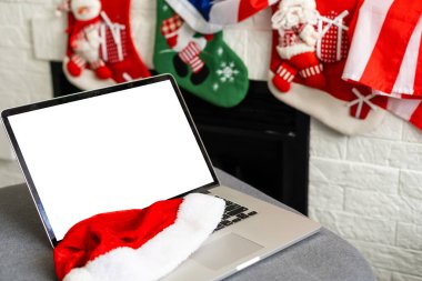 Boş ekran dizüstü bilgisayar. Noel dekorlu, modern, rahat bir ev oturma odası. Merkez ofis masa çalışma alanı