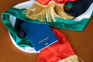 Pasaport ve tahta bir arka planda Birleşik Arap Emirlikleri bayrağı. Seyahat kavramı.