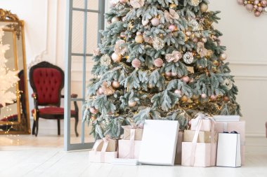 Klasik yeni yıl ağacı, beyaz süsleme oyuncakları ve baloyla süslenmiş. Modern klasik stil iç tasarım dairesi. Evde Noel arifesi