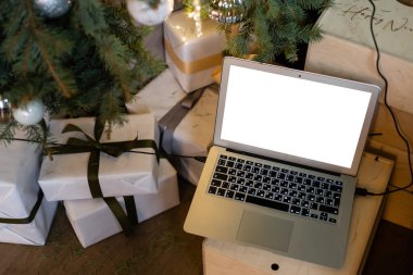 Bir dizüstü bilgisayarda video çağrısı yapmak ve Noel hediyesi vermek, evde Noel konsepti