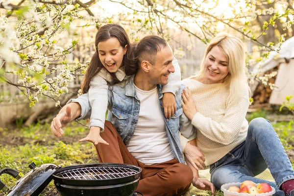 Sorridente pai grelhar carne com filha no acampamento — Fotografia de Stock