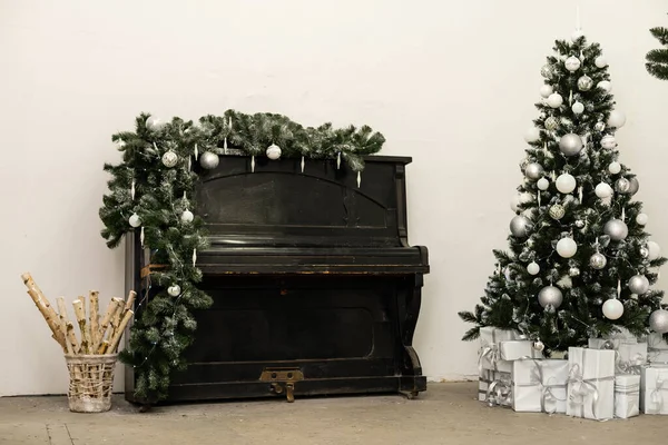 Arbre de Noël et piano sur fond — Photo