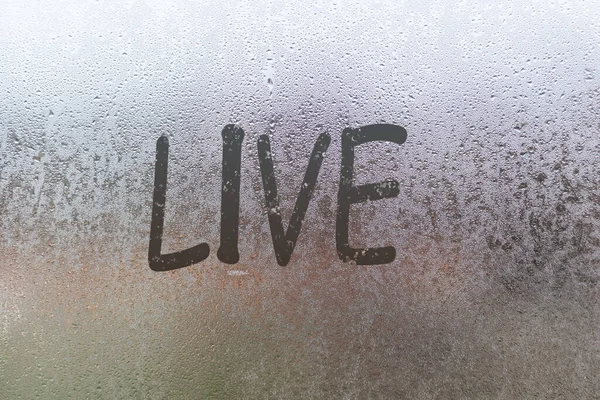 A palavra ao vivo escrita no vidro suado da janela — Fotografia de Stock