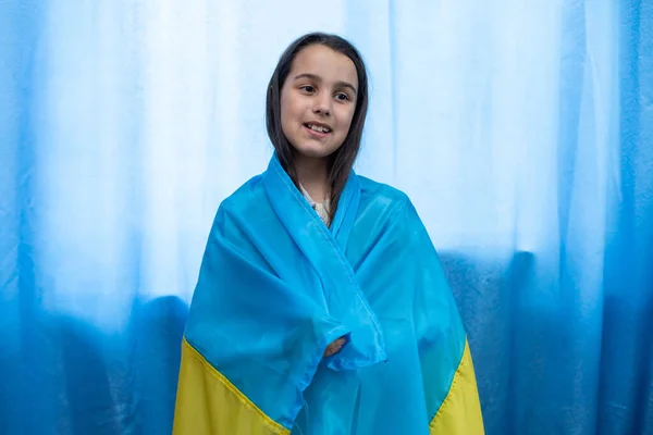 Дівчинка з прапором України. — стокове фото