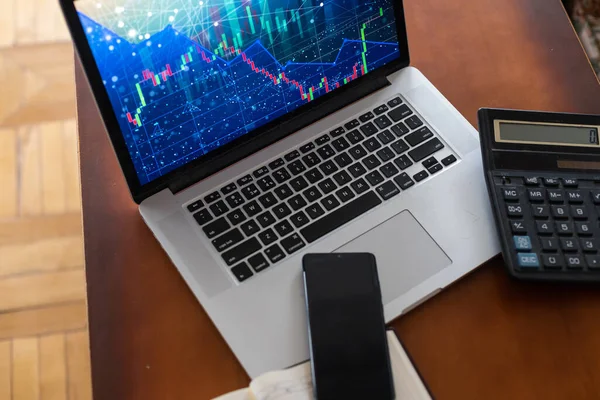 Hesap çizelgesi. Değerlendirme performansı için iş raporunu bilgisayarla hazırlayan iş kadınları