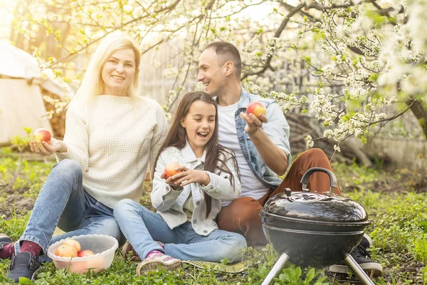 Happy family having barbecue with modern grill szabadban — Stock Fotó