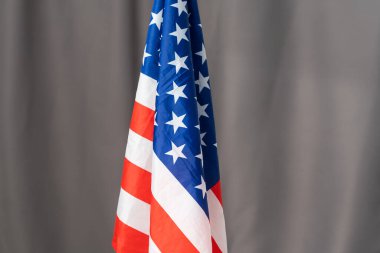 gri zemin üzerine Amerikan bayrağı closeup