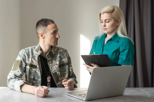 Kadın Doktor ve Endişeli Askeri Memur Psikoterapi Tedavisi Sırasında Sahip Olduğu Sorunlar Hakkında Tartışıyor.