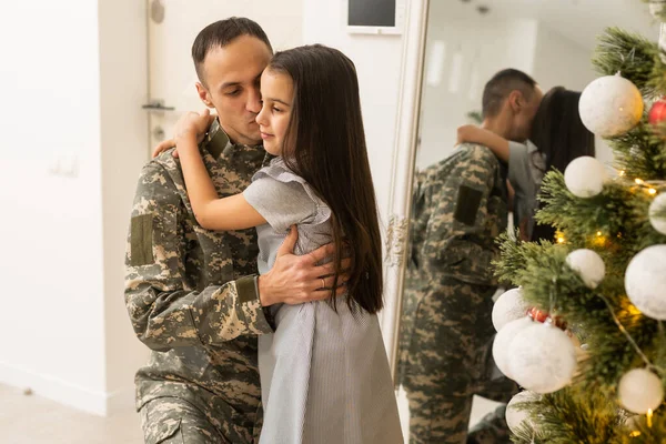 Militar Homem e sua filha para o Natal — Fotografia de Stock