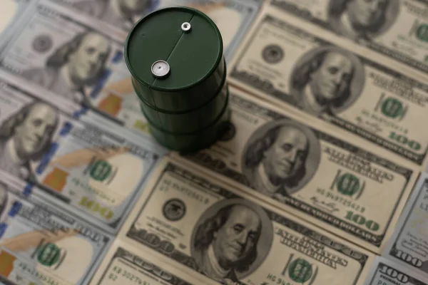 Barrel to a dollar bills of money. Oil business. Profit from the sale of petroleum products, imports. — Fotografia de Stock
