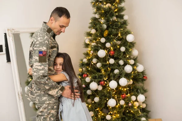 Military Man and his daughter for christmas — Fotografia de Stock
