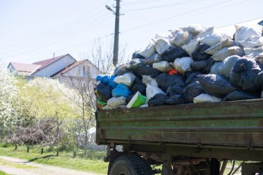 Karavanda çöp dolu çantalar, bölgeyi temizleme.