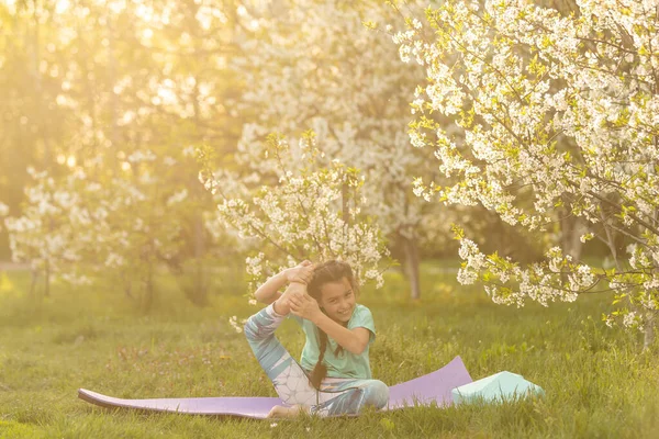 Çocuk jimnastik yapıyor. Spor, öğrenme, spor, esneme