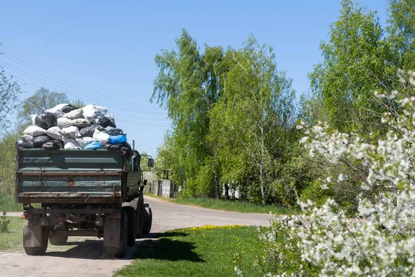 Sacs avec ordures dans la remorque, nettoyage du territoire — Photo