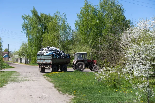Remorque tracteur rempli de sacs poubelle — Photo