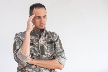 Çekici bir asker beyaz üzerinde yarım boy portre