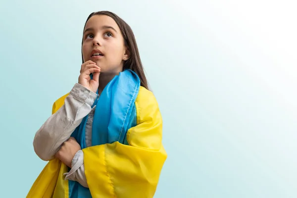Маленькая девочка с флагом Украины — стоковое фото