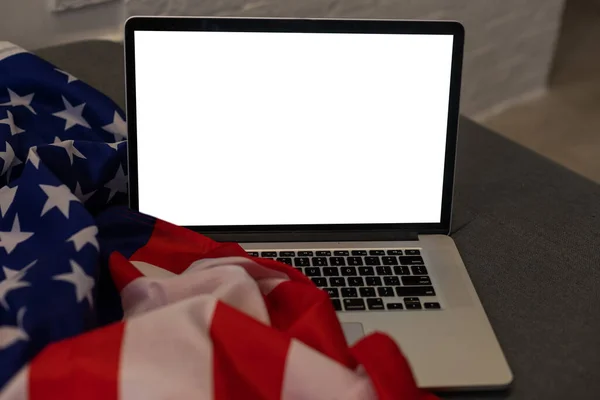 Ordinateur portable avec écran blanc et drapeau des États-Unis — Photo
