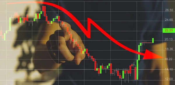 Biznesmen blisko upadku wykresu finansowego, nakręcony na niebieskim tle — Zdjęcie stockowe