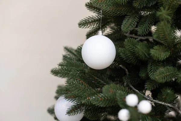 Árbol clásico de Navidad Año Nuevo decorado con adornos blancos de juguete y pelota. Moderno apartamento de diseño interior de estilo clásico. Nochebuena en casa — Foto de Stock