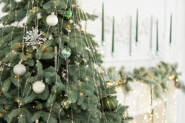 Ano Novo de Natal clássico decorado árvore de ano novo com ornamento branco decorações brinquedo e bola. Moderno estilo clássico apartamento de design de interiores. Véspera de Natal em casa — Fotografia de Stock