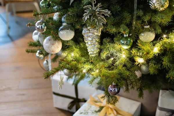 Pearl Vánoce cetka na stromě, koule na stromě. — Stock fotografie