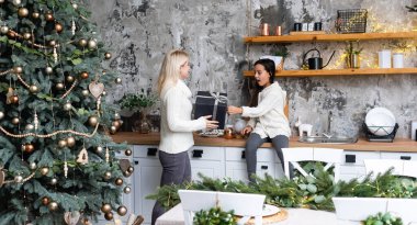 Anne ve kızının dostluğu ve sevgisi. Aile değerleri. Noel 'i kutlamaya hazırlanıyorum. Noel ağacı süslemesi. Anne ve kızı arasında iyi bir ilişki kurmak..