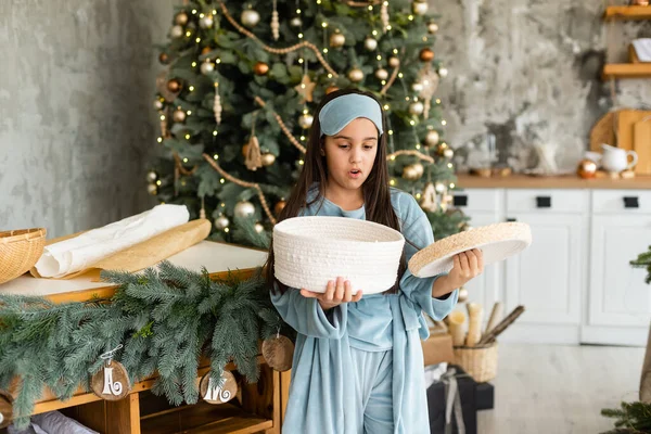 Šťastný dítě dívka čeká na zázrak na Vánoce — Stock fotografie