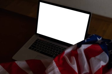 ABD bayraklı dizüstü bilgisayar, beyaz arkaplanda izole edilmiş ekran