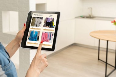 İnternetten alışveriş yapmak için dijital tablet kullanan kadın