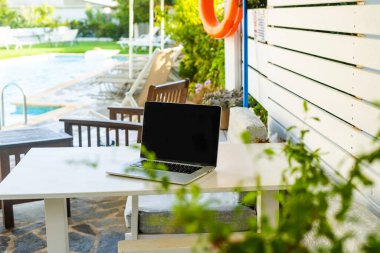 Tablo arka plan bir havuz olarak bilgisayarda.