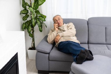 Cep telefonuyla konuşan yaşlı bir adam.