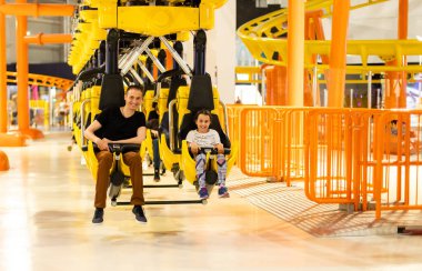 Baba ve kızı lunaparktaki lunapark hız treninde.