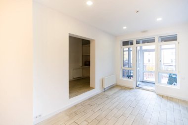 Duvarda beyaz pil var. Demir radyatör. Modern ısıtma sistemi