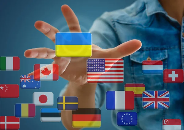 Mão empurrando em uma interface de tela de toque, escolhendo Ucrânia. bandeiras do mundo — Fotografia de Stock