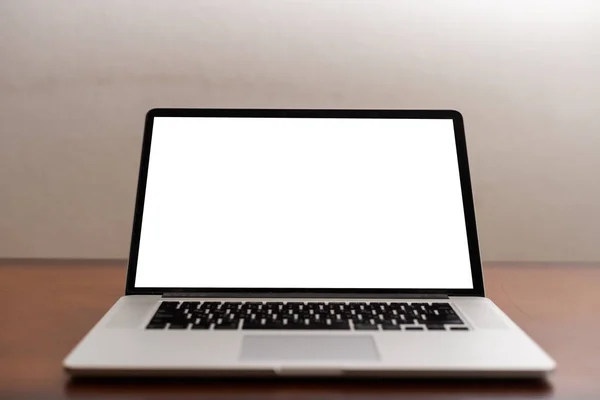Laptop mit leerem Bildschirm auf dem Tisch. — Stockfoto