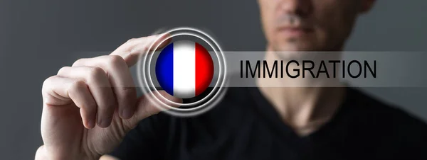 Conceito nacional. bandeira de França, peões e um sinal com a inscrição - imigração — Fotografia de Stock