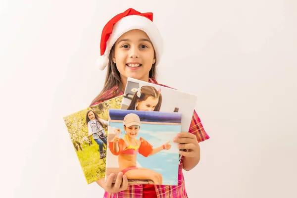 Menina com fotos na tela no Natal — Fotografia de Stock