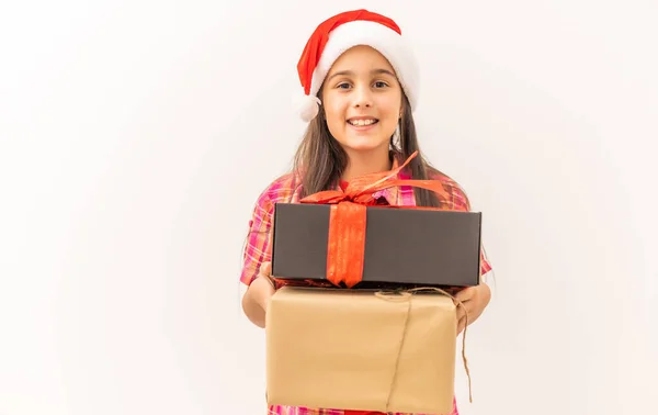 Feliz niña sonriente con caja de regalo de Navidad —  Fotos de Stock